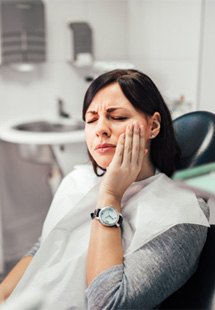 patient visiting dentist for dental emergency 